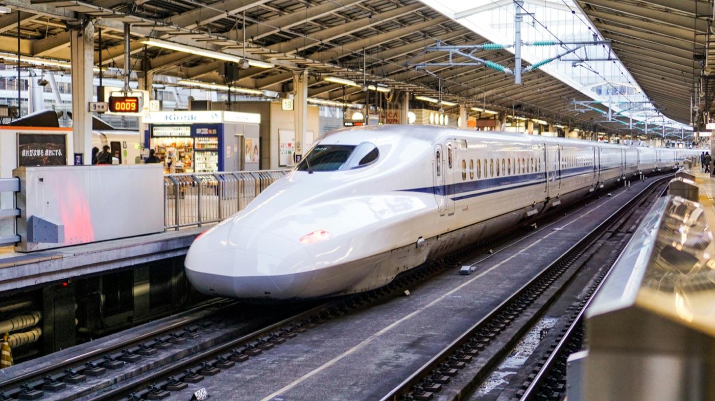 ホームに入ってくる東海道新幹線N700系の先頭車両