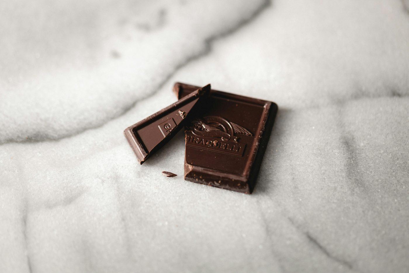 大理石の上に置かれた、ダークチョコレートの割れた板