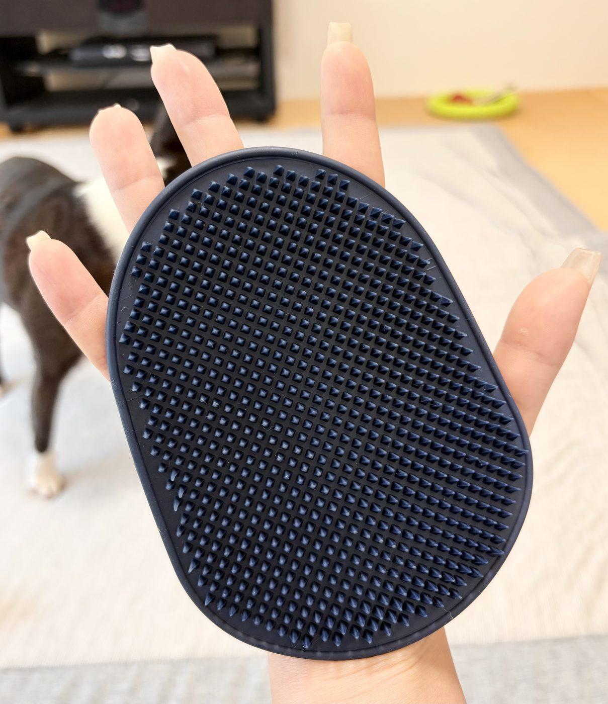 同じミトンブラシを裏返した、短くて細かい突起が並んだ抜け毛取り用の面
