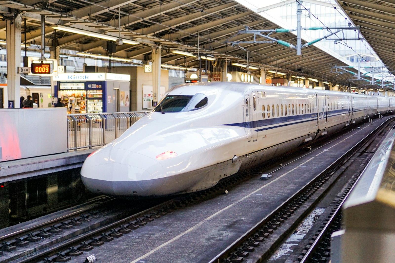 ホームに入ってくる白い新幹線の先頭車両