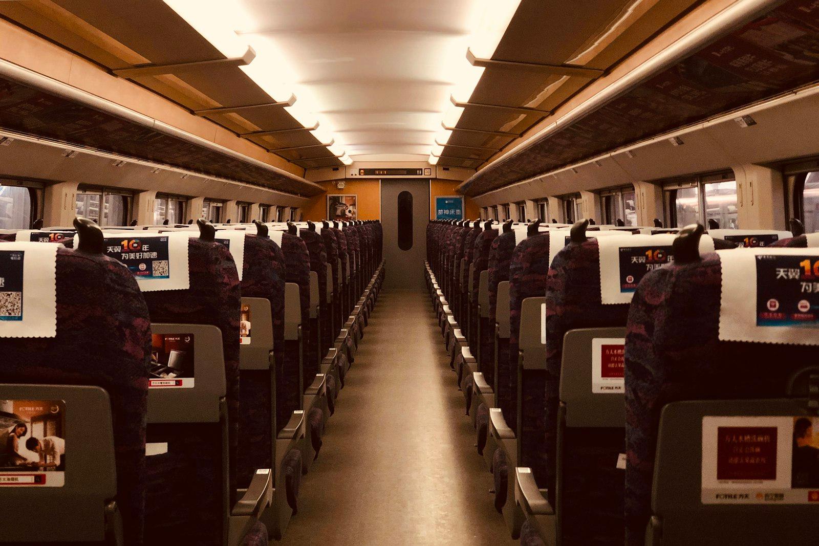 空いている車内。通路から見た座席の列